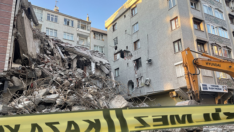 Bahçelievler'de yıkım sırasında zarar gören binadaki 5 daire boşaltıldı