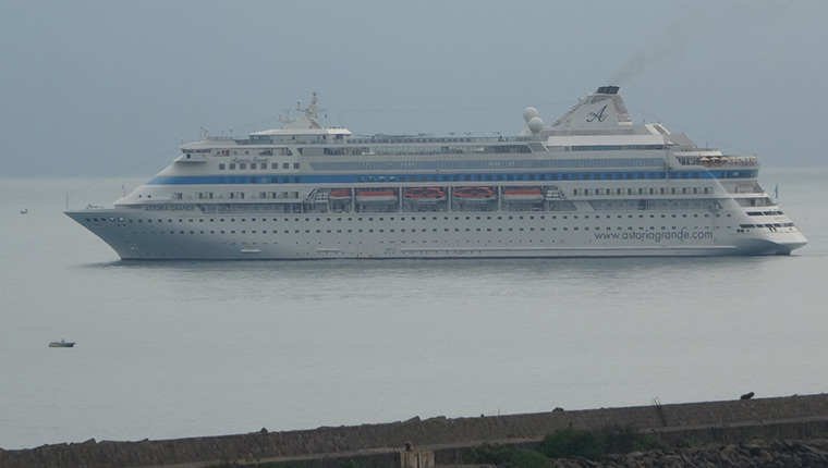 Trabzon Limanı'na 5 yıl aradan sonra ilk kez kruvaziyer gemi geldi!