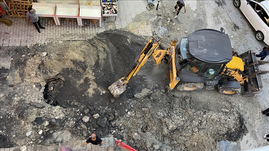 İSKİ kazısında su borusu patladı, ev ve iş yerleri su altında kaldı