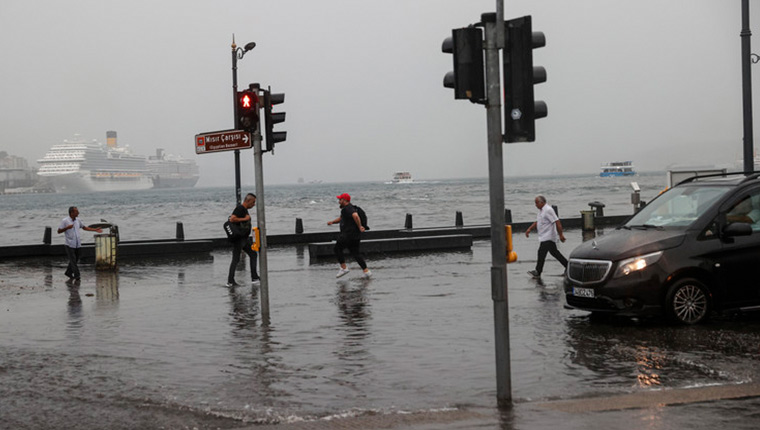 İstanbul'da sağanak yağış su baskınlarına yol açtı! Bilanço ağır oldu!