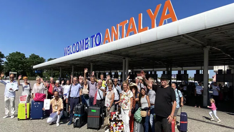 Antalya'ya eylül ayının ilk turist kafilesi İsveç'ten geldi