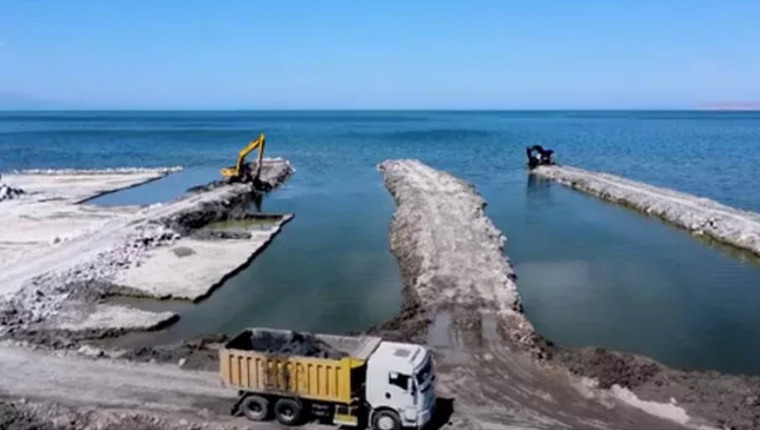 Van Gölü'nden 500 bin metreküp dip çamuru çıkarıldı!