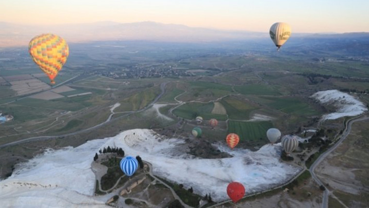 Pamukkale'yi 8 ayda 91 bin ziyaretçi balondan izledi!