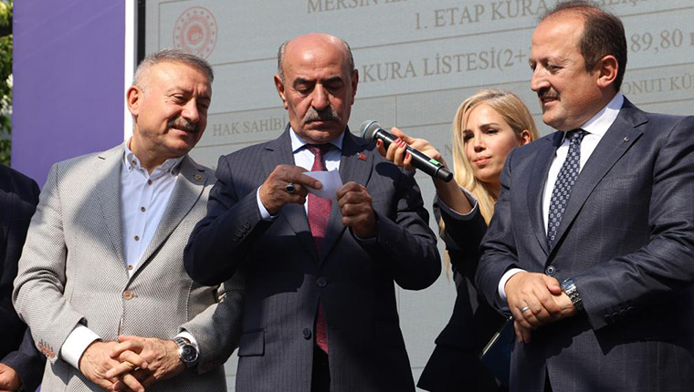 Mersin'de kentsel dönüşüm kapsamında yapılan konutlar için kura çekildi