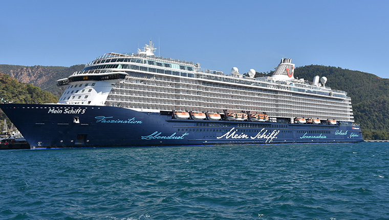 Dev kruvaziyer "Mein Schiff 5" Marmaris Limanı'na yanaştı