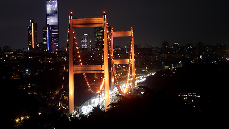 FSM Köprüsü, lösemiye dikkati çekmek için turuncu ile ışıklandırıldı