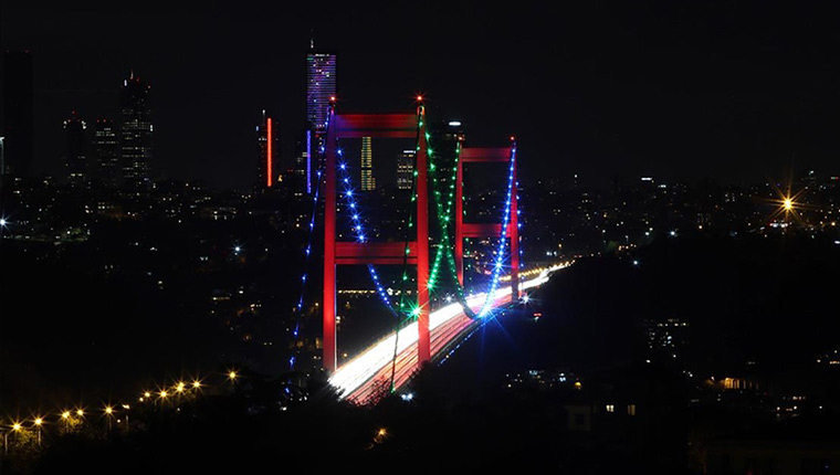FSM ve YSS köprüleri Azerbaycan bayrağının renkleriyle aydınlatıldı