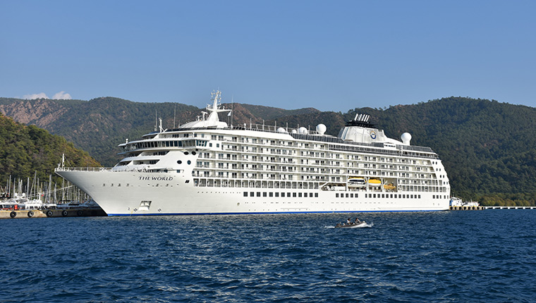 Lüks gemi "The World", 182 yolcusuyla Marmaris'e geldi