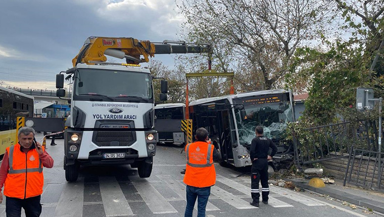 Kadıköy'de metrobüs belediyenin bahçe duvarına çarpıp asılı kaldı