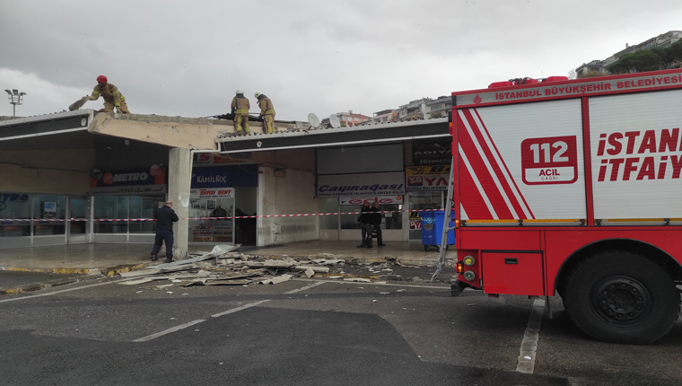 Kuvvetli rüzgar Harem Otogarı'nın çatısını uçurdu!