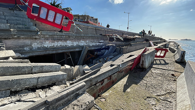 Üsküdar sahilde yürüyüş yolunun altındaki kısımda çökme oldu