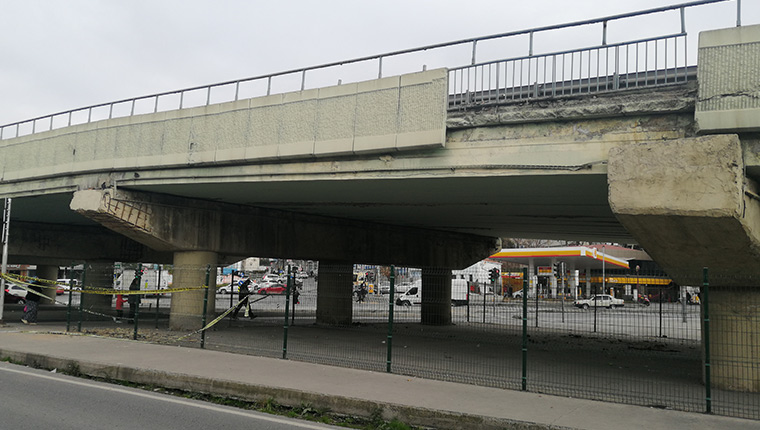 İstanbul'da beton parçaları dökülen üst geçit tehlike oluşturuyor