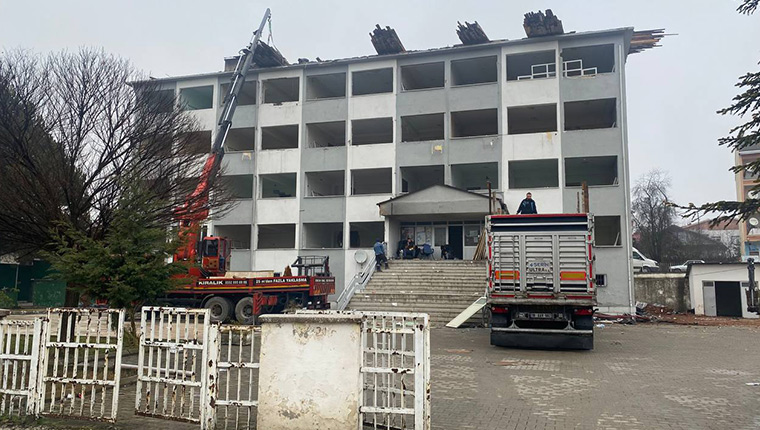 Karabük'te deprem dayanıklılık testini geçemeyen hükümet konağı yıkılıyor