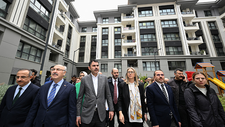 Bakan Kurum, İzmir'de depremzedeler için yapılan konutları inceledi