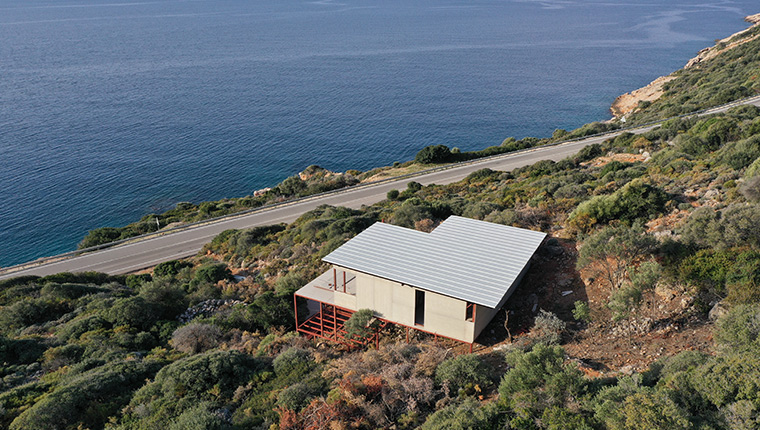 Antalya'nın Kaş ilçesindeki kaçak yapılar yıkıldı