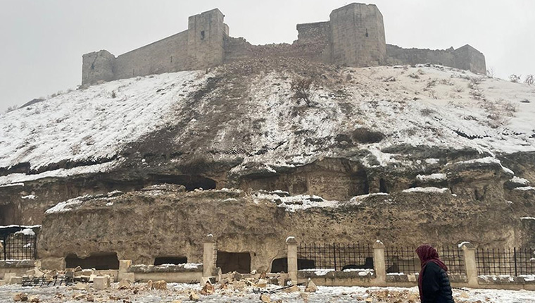 Depremde tarihi Gaziantep Kalesi'nin bir kısmı yıkıldı!