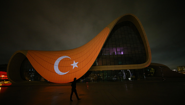 Bakü'de Haydar Aliyev Merkezi'nin dış cephesine Türk bayrağı yansıtıldı