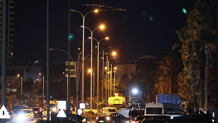 Deprem felaketinin ardından sokak lambalarına elektrik verilmeye başlandı