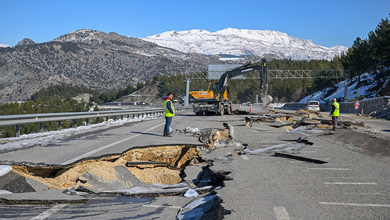 Depremin şiddetiyle çöken yollar onarılıyor!