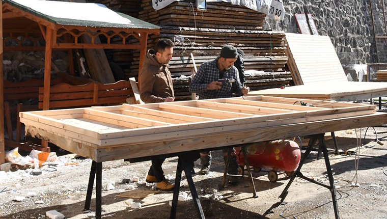 Gümüşhane'de gönüllüler depremzedeler için ahşap ev üretiyor