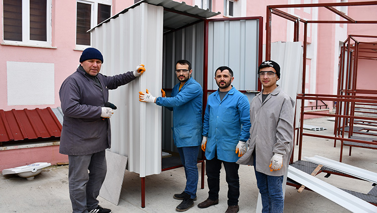 Samsun'da meslek liseliler deprem bölgesi için seyyar tuvalet ve soba üretiyor
