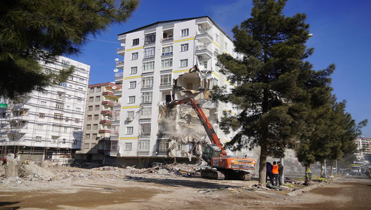 Diyarbakır'da ağır hasarlı binalar yıkılıyor!