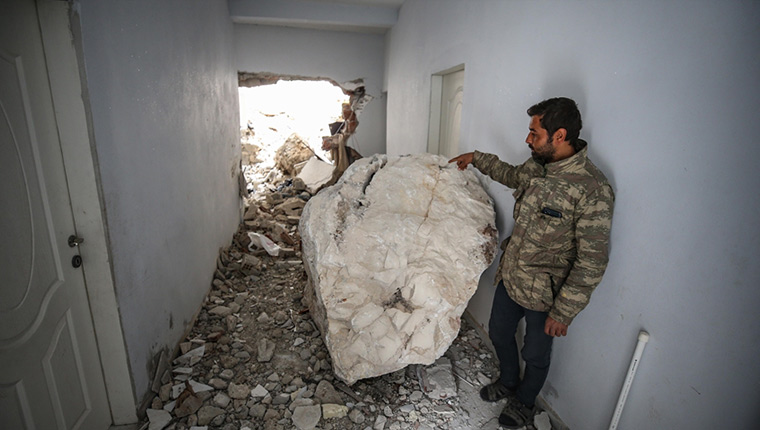 Hatay'da depremde yıkılmayan evlere dağdan kopan kayalar zarar verdi