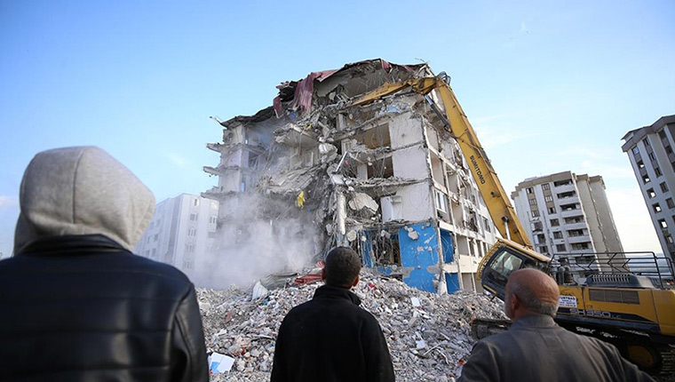 Kahramanmaraş'ta bina yıkım işlemleri sürüyor