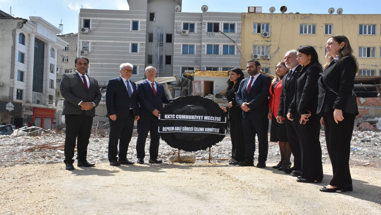 KKTC Meclisi, Adıyaman'da yıkılan otelin önüne çelenk bıraktı