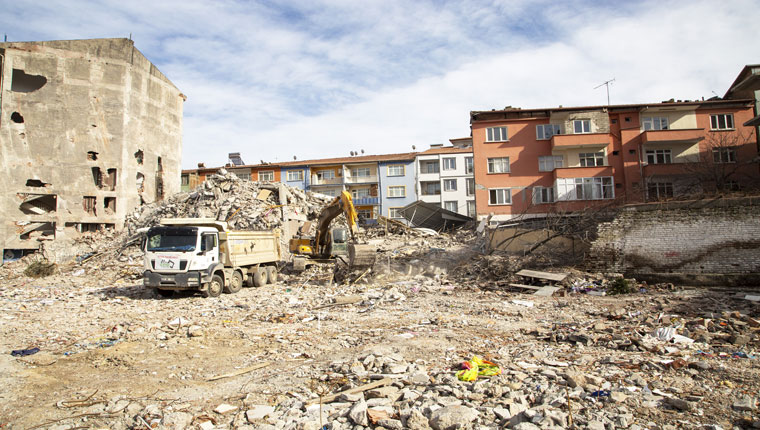 Malatya'da bina yıkım ve enkaz kaldırma çalışmaları sürüyor