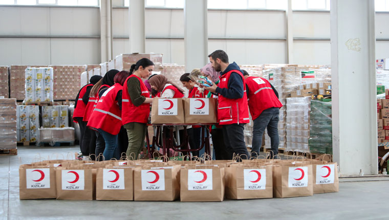 Türk Kızılay, depremzede çocukları ikram paketiyle sevindirdi
