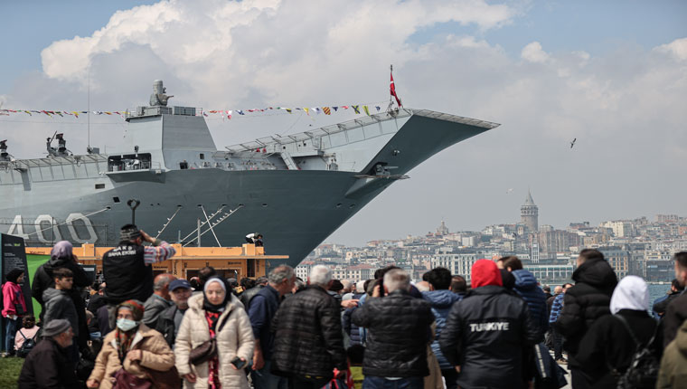 Sarayburnu Limanı'nda demirleyen TCG Anadolu gemisine ziyaretçi akını