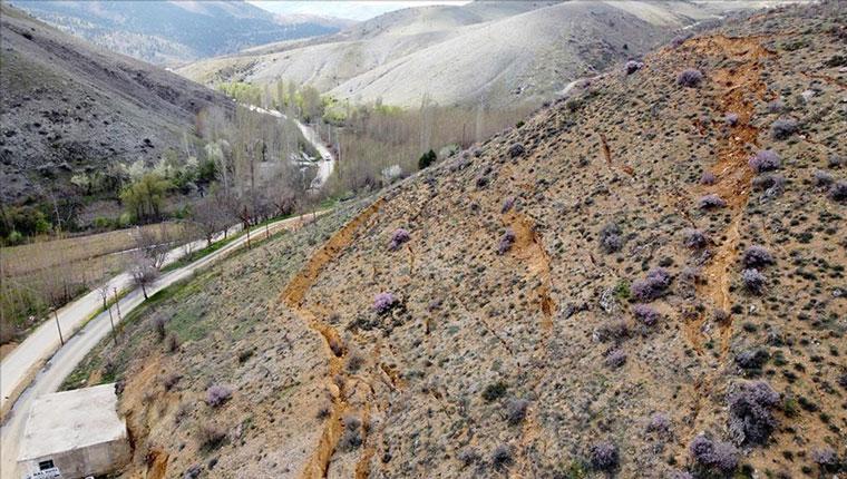Kahramanmaraş'ta depremlerde oluşan yarıklar arazilere de zarar verdi
