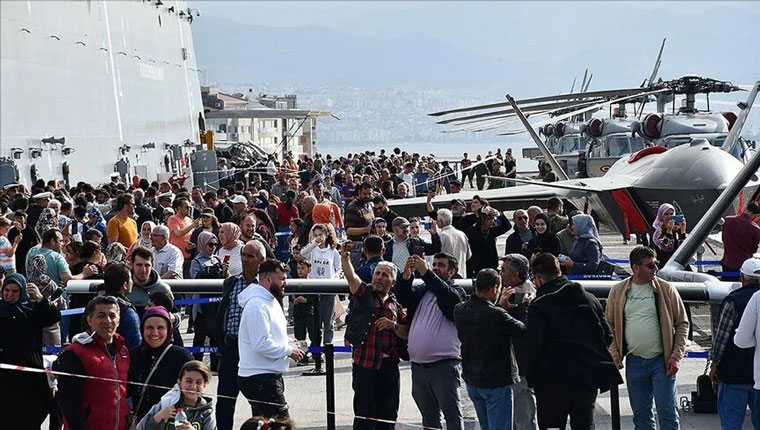 TCG Anadolu'ya İzmir'de ziyaretçi akını!