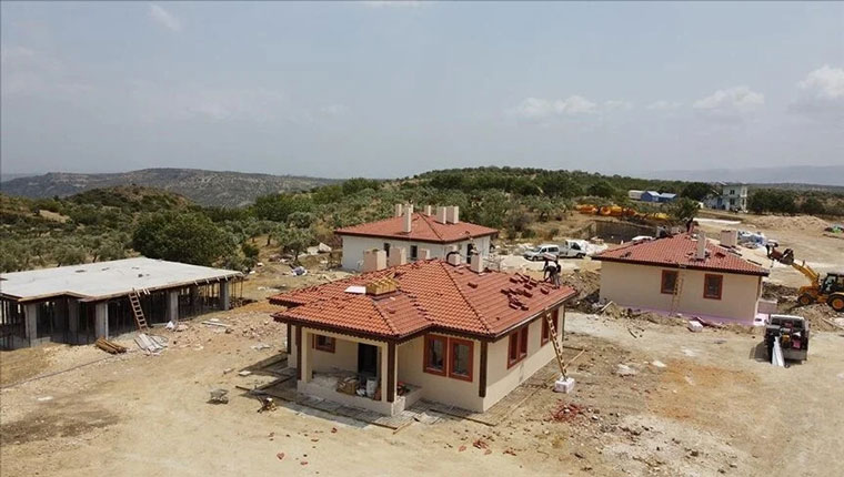 Altınözü'nde köy tipi afet evlerinin yapımı sürüyor!