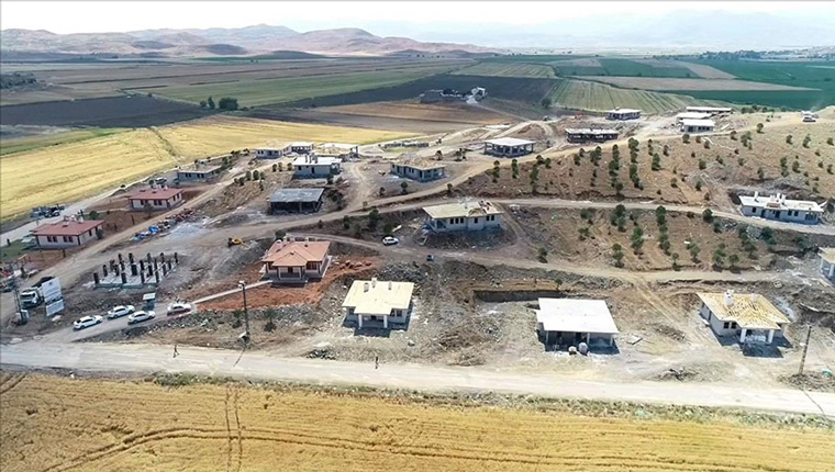 Hatay Türkoğlu'ndaki köy tipi afet konutlarının yapımı sürüyor!