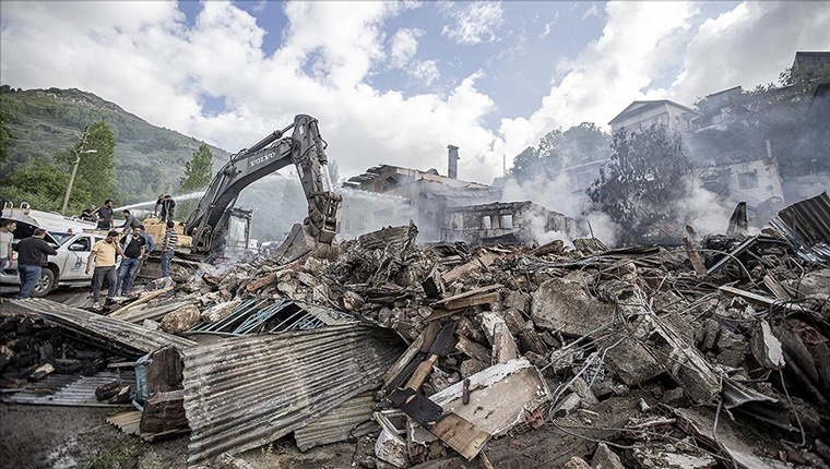 Erzurum'un Pazaryolu ilçesinde 12 ev yandı!
