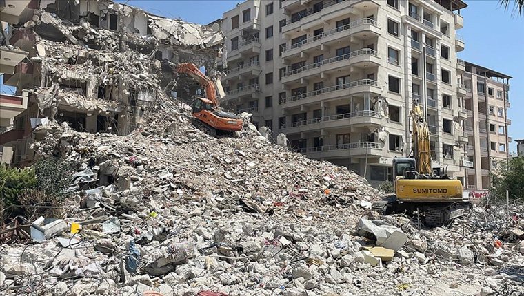 Hatay'da ağır hasarlı binaların yıkımı sürüyor!