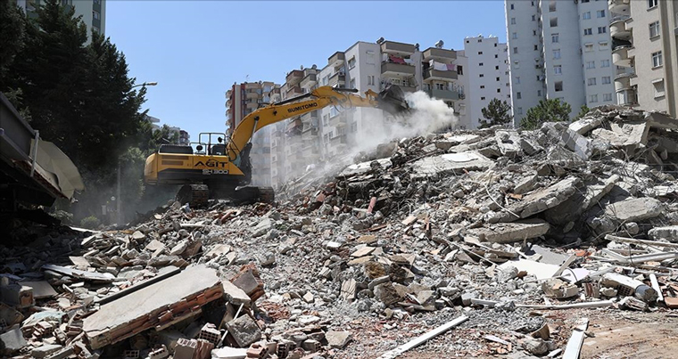 Depremde hasar alan bina kontrollü yıkım sırasında devrildi!