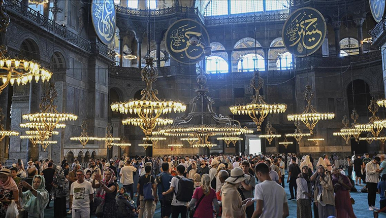 Ayasofya 3 yılda yaklaşık 21 milyon ziyaretçiyi ağırladı!