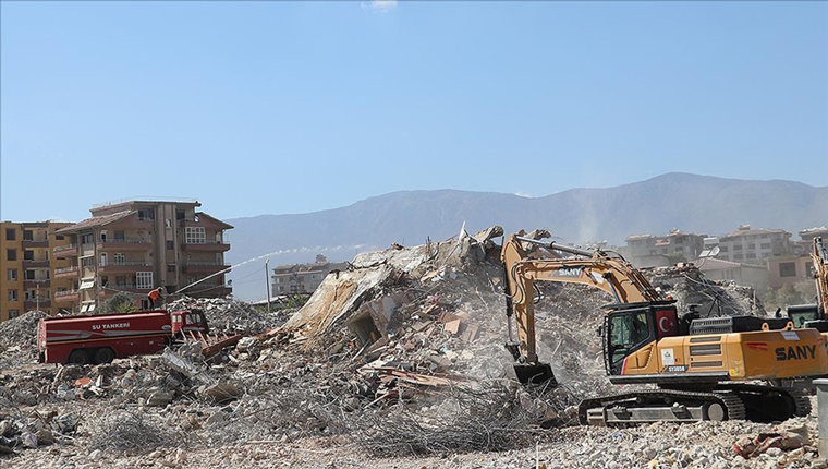 Hatay'da ağır hasarlı binaların yıkımı devam ediyor!