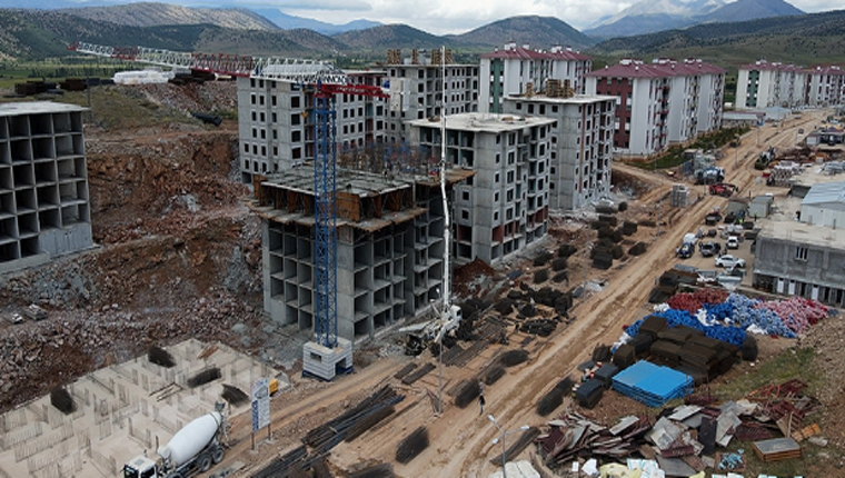 Depremden etkilenen illerde konut ve köy evlerinin yapımı sürüyor