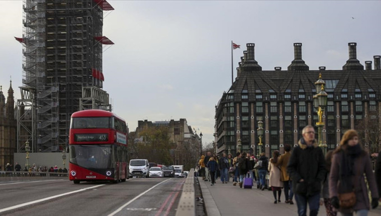 Birleşik Krallık'ta konut fiyatları düşüşünü 4. aya taşıdı