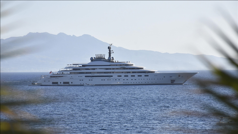 Lüks mega yat "Blue" Bodrum'da demirledi