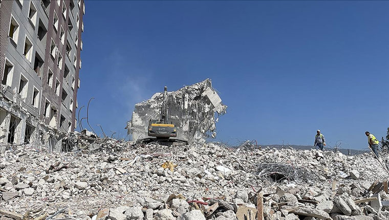 Depremlerden etkilenen Hatay'da ağır hasarlı binaların yıkımı sürüyor