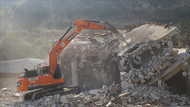 Hatay'da ağır hasarlı 5 bina kontrollü yıkıldı
