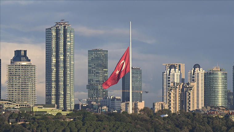 Milli yas ilanının ardından Türkiye'de bayraklar yarıya indirildi!