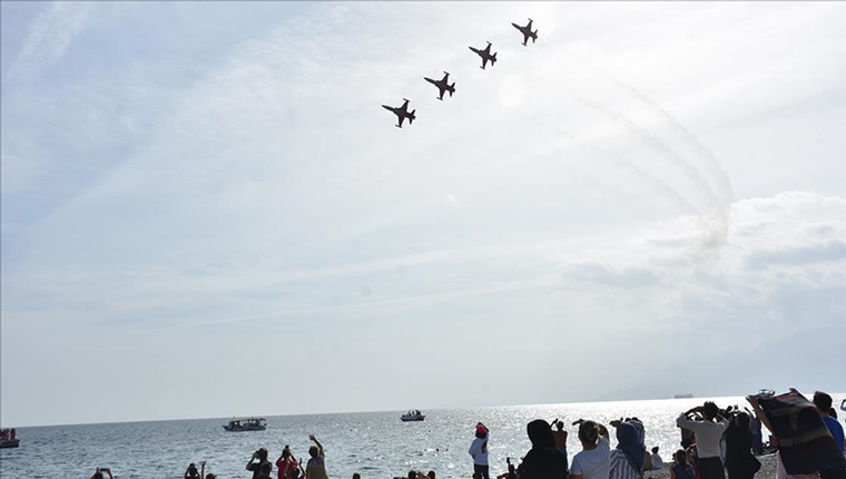TürkYıldızları'ndan Antalya semalarında "Ata'ya saygı" uçuşu!