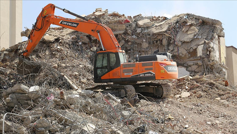 Gaziantep'te hasarlı binaların yıkımı sürüyor!