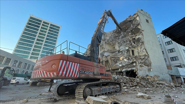 Şanlıurfa'da hasarlı binaların yıkımı sürüyor!
